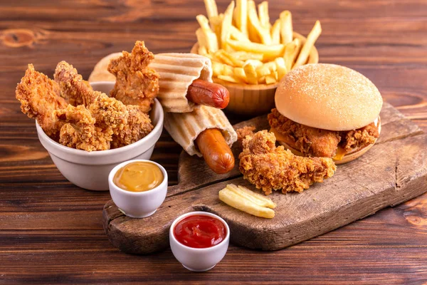 Deliciosa Pero Poco Saludable Comida Con Ketchup Mostaza Tabla Cortar —  Fotos de Stock