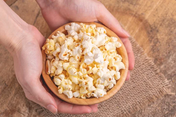 Smaczny Salty Popcorn Drewniany Puchar Ręce Kobiety Rozrywką Oglądania Filmów — Zdjęcie stockowe