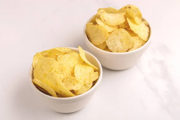 Duas Taças Brancas Saborosas Batatas Fritas Crocantes Fundo Mármore Claro — Fotografia de Stock