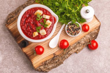 Parlak taze lezzetli domates çorbası malzemeler kil kase ezilmiş. Sağlıklı gıda kavramı. Gri mermer zemin. Kopya alanı