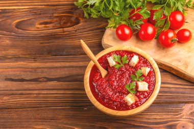 Parlak taze pureed domates çorbası malzemeler ahşap kase. Sağlıklı gıda kavramı. Rustik ahşap arka plan. Kopya alanı