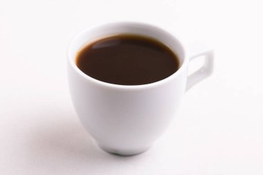 Kahvaltı hafif mermer zemin üzerine siyah koyu kahve fincan. Uzay kopyalayın. Yatay görünüm