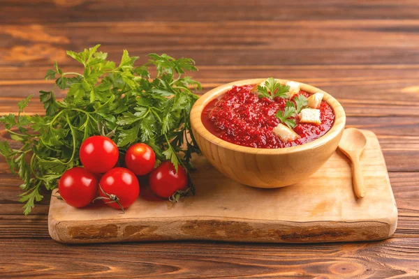 Sopa Tomate Puro Saborosa Fresca Brilhante Tigela Madeira Com Ingredientes — Fotografia de Stock