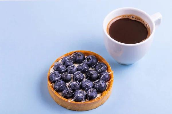 Deliziosa Torta Mirtilli Freschi Con Crema Alla Vaniglia Caffè Sfondo — Foto Stock