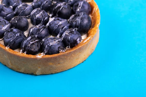 Delicioso Tartalete Arándanos Con Crema Vainilla Sobre Fondo Azul Brillante — Foto de Stock