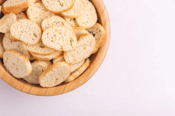 Tarwe Gezouten Crackers Houten Kom Lichte Marmeren Achtergrond Bier Voorgerecht — Stockfoto
