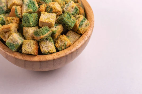 Galletas Con Sabor Espinaca Tazón Madera Sobre Fondo Mármol Claro — Foto de Stock