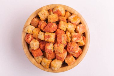 Pastırma kraker ışık mermer zemin üzerine ahşap kase aromalı. Bira meze. Sinema Aperatif. Kopya alanı