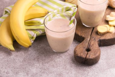 Zencefil ile gri mermer zemin üzerine kağıt payet gözlük ile muz ve badem güler yüzlü. Yatay görünüm. Kopya alanı