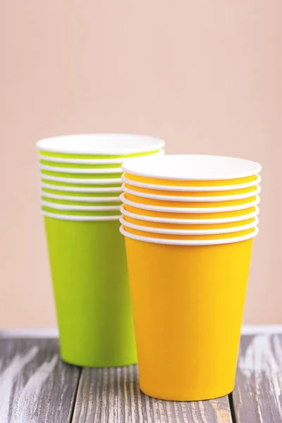Reciclaje Vasos Papel Brillantes Coloridos Mesa Madera Vista Horizontal Copiar — Foto de Stock