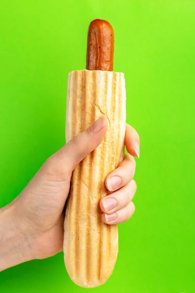 Hot Dog Alla Griglia Francese Mano Della Donna Sfondo Luminoso — Foto Stock