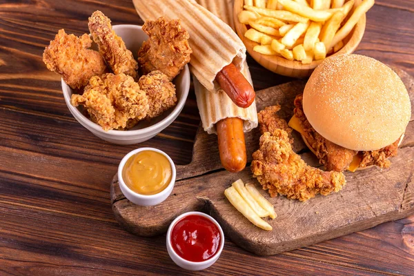Leckeres Aber Ungesundes Essen Mit Ketchup Und Senf Auf Einem — Stockfoto