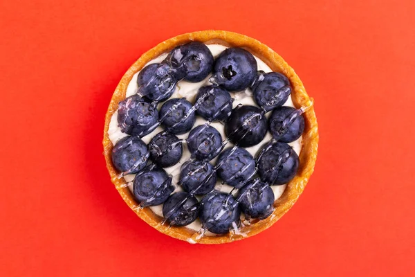 Delicioso Tartalete Arándanos Con Crema Vainilla Sobre Fondo Rojo Brillante — Foto de Stock