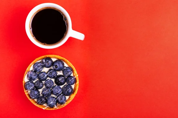 Delicioso Tartaleta Arándanos Con Crema Vainilla Taza Café Fresco Sobre — Foto de Stock