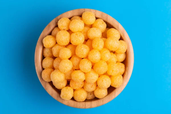 Ostbollar Puff Trä Skål Ljusa Färgglada Bakgrund Cinema Snacks Kopiera — Stockfoto