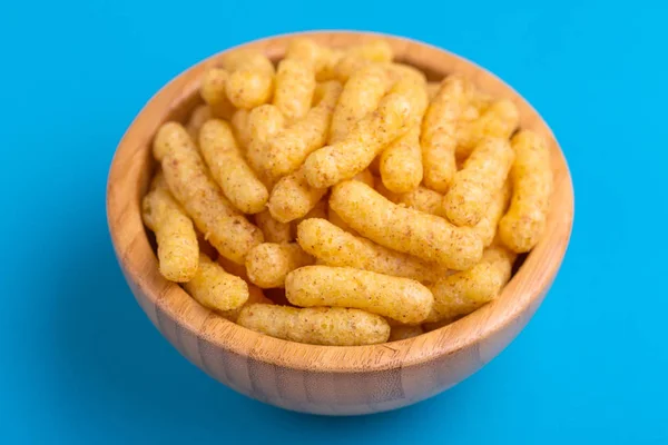 Crunchy Corn Sticks Trä Skål Ljust Färgad Bakgrund Snacks För — Stockfoto