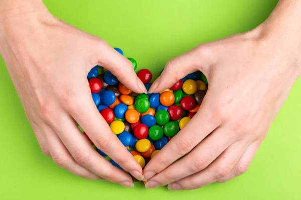 Doces Coloridos Chocolate Coloridos Vitrificados São Reunidos Coração Pelas Mãos — Fotografia de Stock