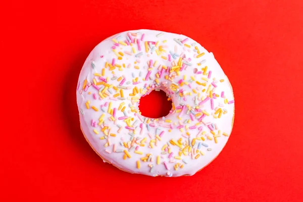 美味的香草甜甜圈 洒在鲜红的背景上 不健康 但好吃的糖果 复制空间 顶视图 — 图库照片