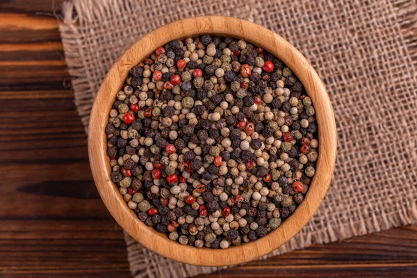 Mix Van Rode Zwarte Witte Groene Paprika Kom Jute Servet — Stockfoto