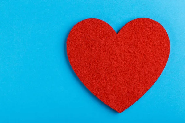 Червоний Відчував Серце Світлому Фоні Синього День Святого Валентина Копія — стокове фото