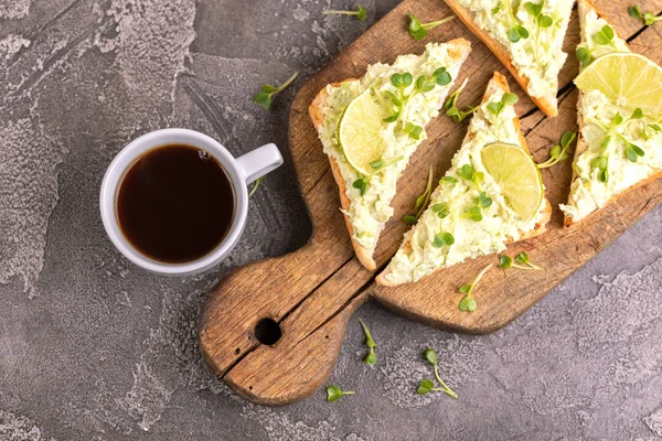 Toast Met Avocado Pate Verse Microgreen Kopje Koffie Vintage Snijplank — Stockfoto