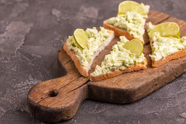 Skålar Med Avocado Pate Färska Microgreen Och Lime Vintage Skärbräda — Stockfoto