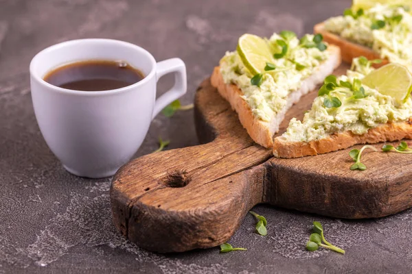 Toast Met Avocado Pate Verse Microgreen Kopje Koffie Vintage Snijplank — Stockfoto