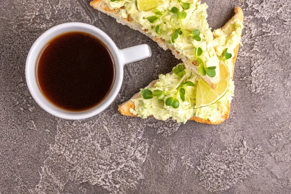 Toasts Mit Avocadopastete Frischem Mikrogrün Und Einer Tasse Kaffee Auf — Stockfoto