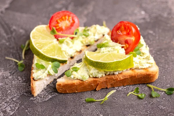 Skålar Med Avocado Pate Färska Microgreen Och Körsbärstomater Mörk Konkreta — Stockfoto