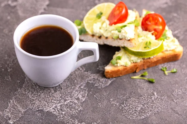 Toast Met Avocado Pate Verse Microgreen Cherrytomaatjes Kopje Koffie Donkere — Stockfoto
