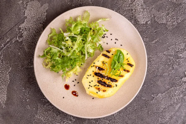 Vegetarische Salade Met Gegrilde Mango Verse Frisee Sesamzaadjes Plaat Donkere — Stockfoto