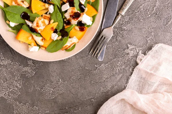 Exotische Salade Met Spinazie Kaki Gegrilde Kipfilet Feta Pijnboompitten Geserveerd — Stockfoto