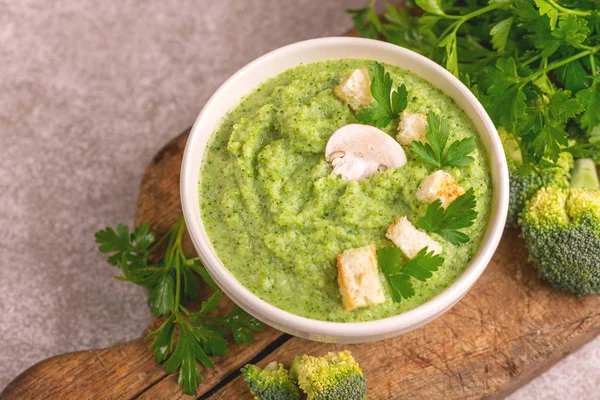 Lekker Vers Gepureerd Broccoli Soep Klei Kom Met Ingrediënten Snijplank — Stockfoto