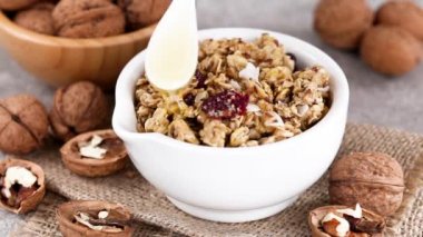 Fındık ve bal ile ev yapımı granola kase. Yatay görünüm