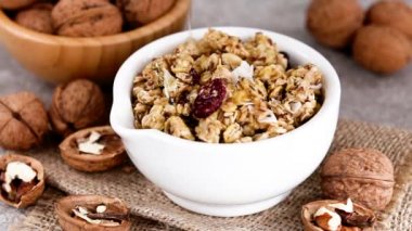 Fındık ve bal ile ev yapımı granola kase. Yatay görünüm