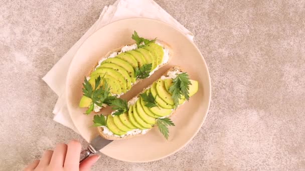 Tostadas Aguacate Sobre Pan Maíz Con Perejil Queso Crema Con — Vídeo de stock