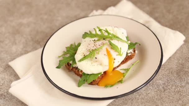Haşlanmış Yumurta Süt Krem Baharat Roka Ile Çavdar Ekmeği Tost — Stok video