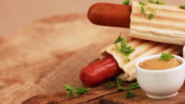 Două Hot Dog Francez Grătar Gustoase Muștar Ketchup Placa Tăiere — Videoclip de stoc