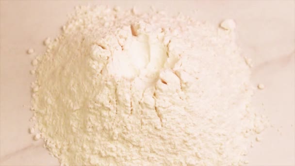 在浅色大理石背景上 用新鲜的蛋黄堆满面粉 烘焙配料 — 图库视频影像
