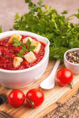 Parlak taze lezzetli domates çorbası malzemeler kil kase ezilmiş. Sağlıklı gıda kavramı. Gri mermer zemin. Yakın çekim