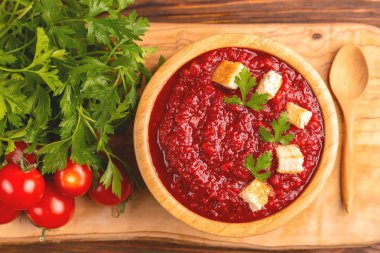 Parlak taze pureed domates çorbası malzemeler ahşap kase. Sağlıklı gıda kavramı. Rustik ahşap arka plan. Kopya alanı