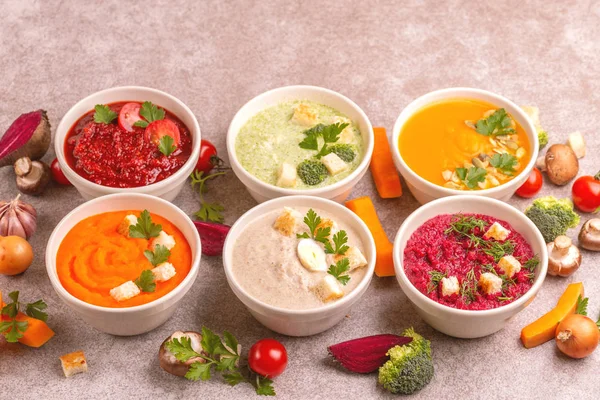 다채로운 스프와 수프에 신선한 개념이 음식입니다 대리석 — 스톡 사진