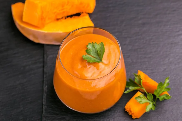 Batido Calabaza Fresca Vidrio Con Perejil Sobre Fondo Pizarra Negra — Foto de Stock