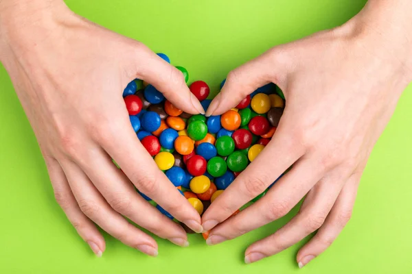 Doces Coloridos Chocolate Coloridos Vitrificados São Reunidos Coração Pelas Mãos — Fotografia de Stock