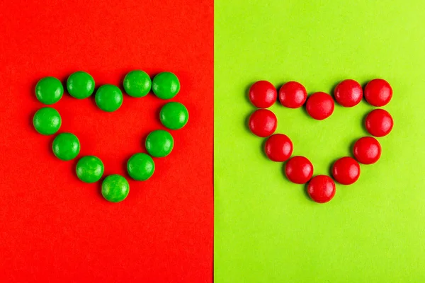 Pequenos Doces Verdes Vermelhos Chocolate Envidraçado Moldados Coração Fundo Colorido — Fotografia de Stock