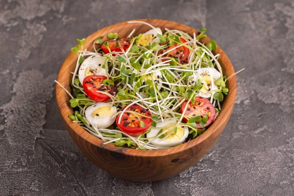 Lichte Salade Met Kwarteleitjes Cherry Tomaten Radijs Spruiten Sesam Houten — Stockfoto