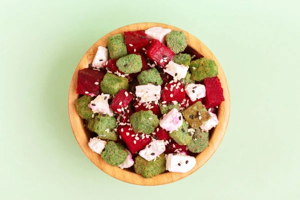 Ongewone Salade Met Rauwe Beetfoot Fetakaas Sesam Houten Kom Lichtgroene — Stockfoto