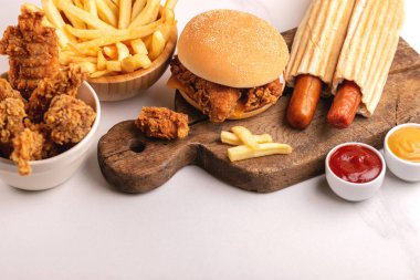 Ama ketçap ve hardal vintage kesme tahtası üzerinde sağlıksız yemek lezzetli. Hızlı karbonhidrat, önemsiz ve fast food. Açık renkli mermer.