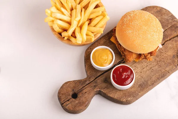 Deliciosa Pero Poco Saludable Comida Con Ketchup Mostaza Tabla Cortar —  Fotos de Stock