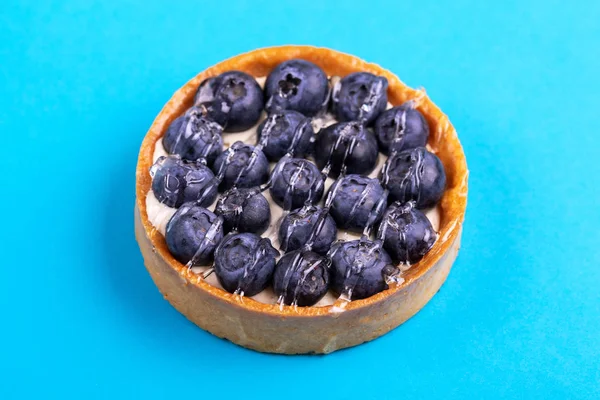 Heerlijke Bosbessen Taartje Met Vanille Crème Heldere Blauwe Achtergrond Kopiëren — Stockfoto